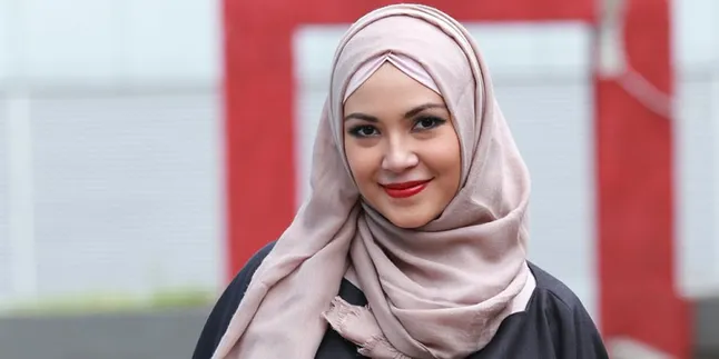 Cantik & Modis Dalam Hijab Saat Hamil, Ratna Galih Tak Ikuti Tren