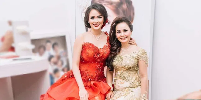 Cantik Abis! Selfie Nita Sofiani dan Ibunda Saat Pesta Pernikahan