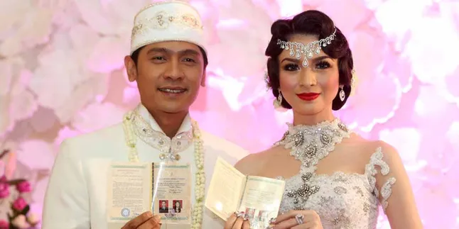 Cantik Banget! Donita Menikah Bak Putri Raja Pakai Kebaya Ini