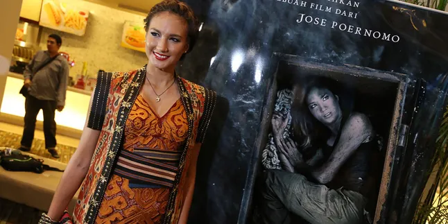 Cantik Dengan Aksesoris Etnik Indonesia Ala Nadine Chandrawinata