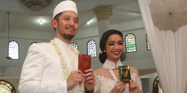 Cantik! Ini Dress Memukau Intan Ayu di Resepsi Pernikahannya Cantik! Ini Dress Memukau Intan Ayu di Resepsi Pernikahannya