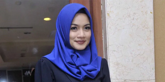Cantik Mengenakan Hijab, Titi Kamal Dapat Dukungan Dari Suami