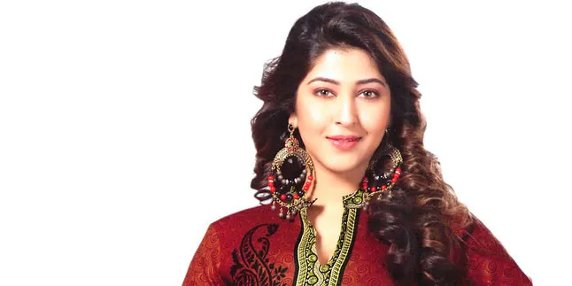Cantik Menggoda, Sonarika Bhadoria Beri 'Ciuman' Mesra Untuk Fans