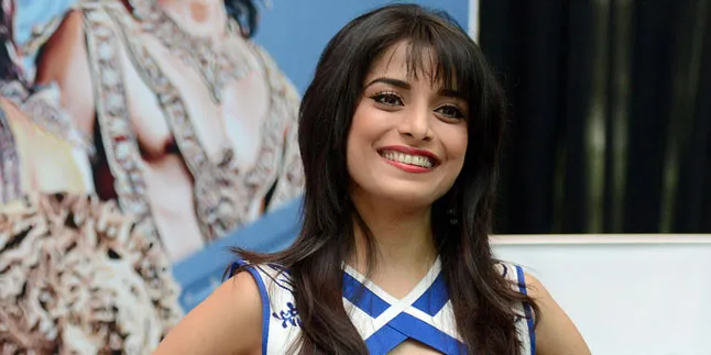 Cantik Natural, Pooja Sharma Bersepeda Pagi Tanpa Make Up