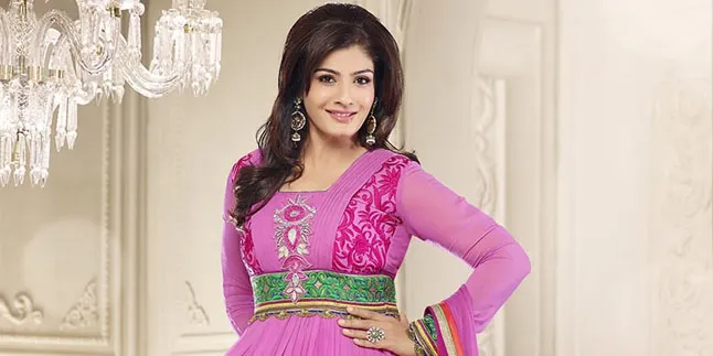 Cantik! Raveena Tandon Pose Bareng Sang Putri di Hari Pernikahan