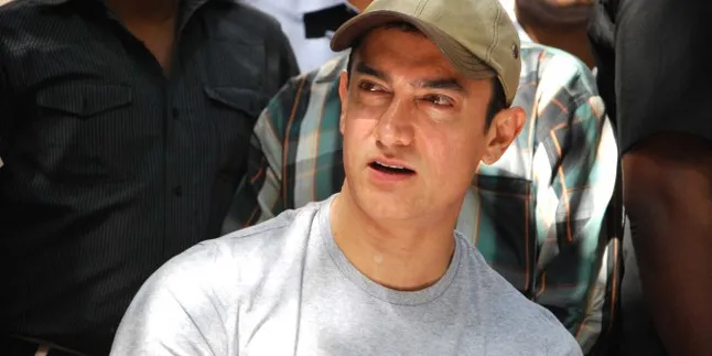 Cantiknya Aamir Khan Saat Memakai Gaun dan Lipstik