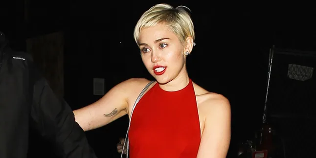 Cantiknya Miley Cyrus Bersanding dengan Ayah & Ibunya di Hari Pernikahan Cantiknya Miley Cyrus Bersanding dengan Ayah & Ibunya di Hari Pernikahan