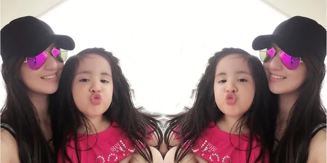Cantiknya Nia Ramadhani Saat Temani Mikhayla Main Boneka