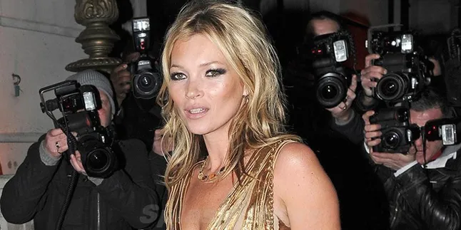 Cantiknya Para Selebritis Dalam Balutan Gaun Emas