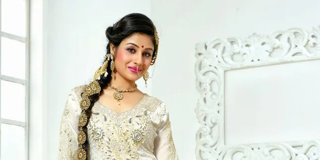 Cantiknya Paridhi Sharma di Belakang Layar, Berkilau Bak Emas