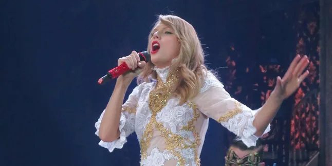 Cantiknya Taylor Swift Dibalut Gaun Bak Dewi