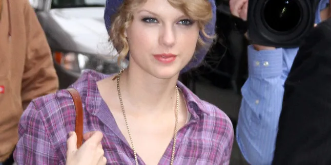 Cantiknya Taylor Swift Pakai Candy Shirt