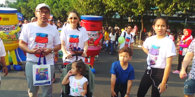 Car Free Day, Liburan Murah Ala Keluarga Mona Ratuliu