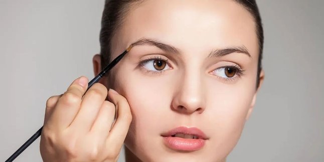 Natural Ways to Darken and Thicken Eyebrows, Just with Cloves and Candlenut!