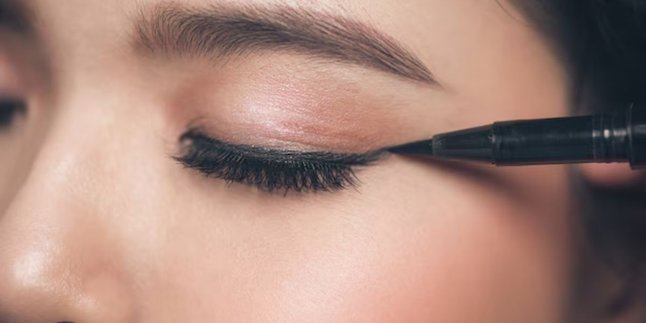 Cara Cepat Menghapus Coretan Eyeliner Tanpa Mengganggu Makeup, Tips MUA yang Viral di Tiktok