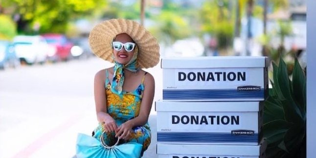 Dela Dewi Shares Happiness, Donates Wearable Clothes in America