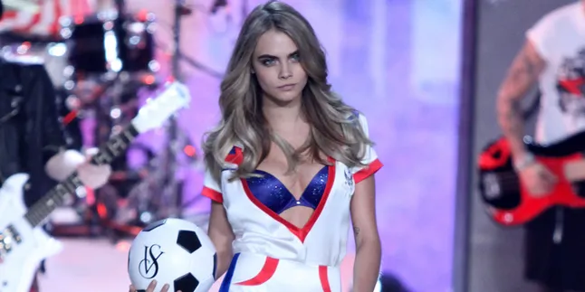 Cara Delevigne Jatuh Cinta Pada Michelle Rodriguez?