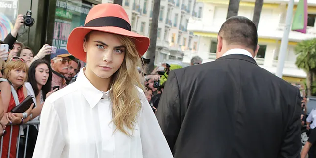 Cara Delevingne Buktikan Sisi Keibuannya Ketika Mengasuh Bayi