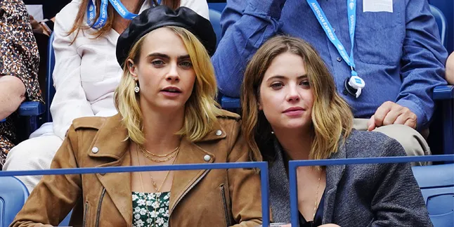 Cara Delevingne Kembali Cium Mesra Ashley Benson di Depan Umum Cara Delevingne Kembali Cium Mesra Ashley Benson di Depan Umum