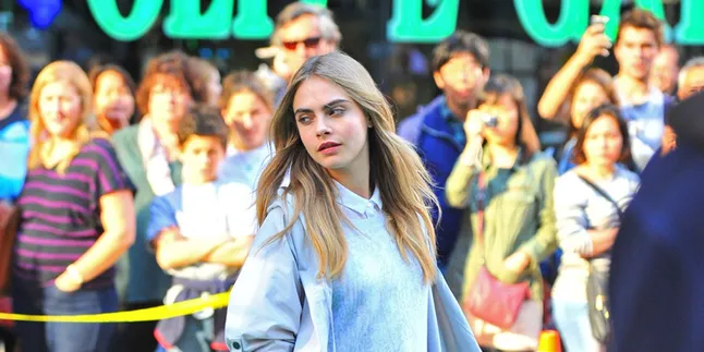 Cara Delevingne Nikahi Diri Sendiri?