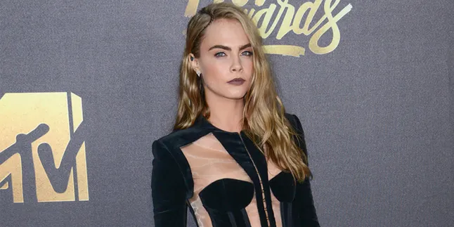 Cara Delevingne Pamer Video Saat Berkepala Gundul & Jadi Gollum Cara Delevingne Pamer Video Saat Berkepala Gundul & Jadi Gollum
