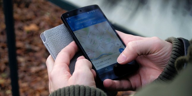 How to Track Someone's Location Without Touching the Victim's Phone, Complete with Websites and Applications