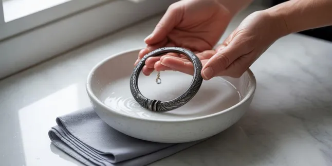 Cara Mencuci Kalung Titanium yang Menghitam