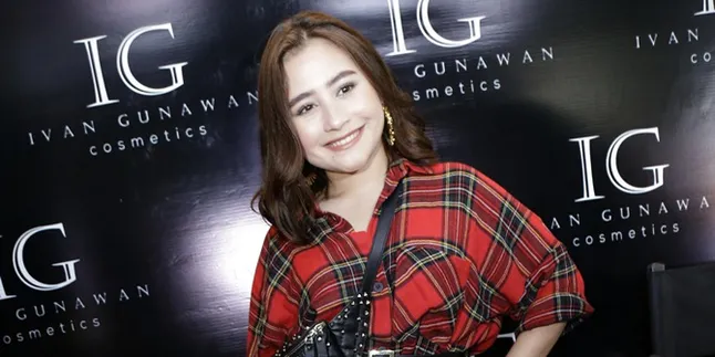 Cara Prilly Latuconsina Akhiri Tahun 2018, Males-Malesan Pake Daster Kesayangan
