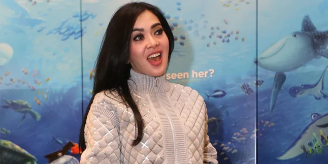 Cara Syahrini Usir Penat di Tengah Kemacetan Jakarta