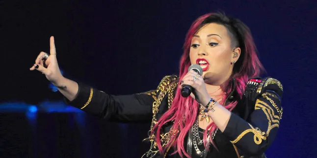Cara Unik Demi Lovato Sapa Penggemar, Acungkan Jari Tengah Cara Unik Demi Lovato Sapa Penggemar, Acungkan Jari Tengah