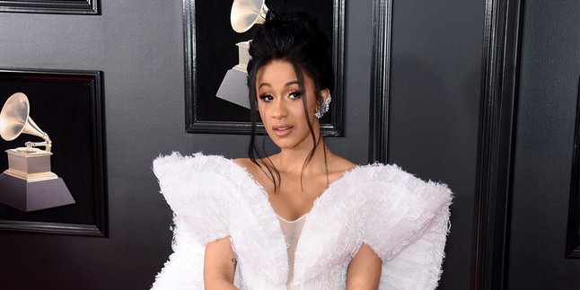 Cardi B Bawa Kembali Kesan Glamour Madonna di Teaser 'Bartier Cardi'