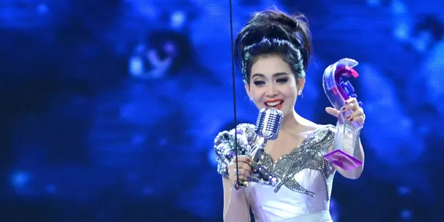 Cari Suami Berwibawa, Syahrini Ngaku Dekat Dengan Dua Pria