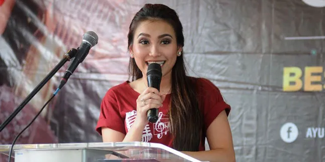Cari Tambahan Uang Kuliah, Adik Ayu Ting Ting Jual Baju di Bazar