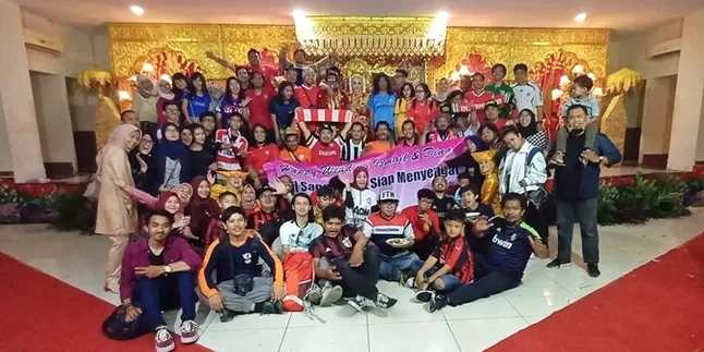 [Catatan Editorial] Jurnalis Hiburan Hadiri Resepsi Pernikahan Pakai Kaos Bola