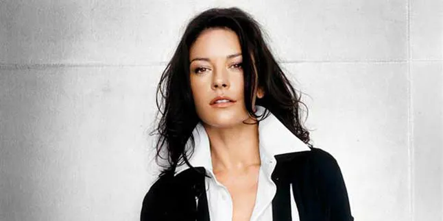 Catherine Zeta-Jones Ternyata Ahli Bermain Hula Hoop!