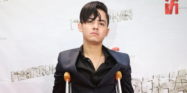 Cedera, Aliando Syarief Hadiri Premier 'PERTARUHAN' Pakai Kruk