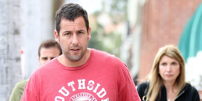 Cedera Parah, Adam Sandler Jalani Operasi Bahu