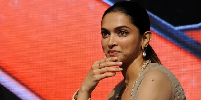 Celana Emas Gaya Longgar Ini Bikin Deepika Padukone Gagal Cantik Celana Emas Gaya Longgar Ini Bikin Deepika Padukone Gagal Cantik