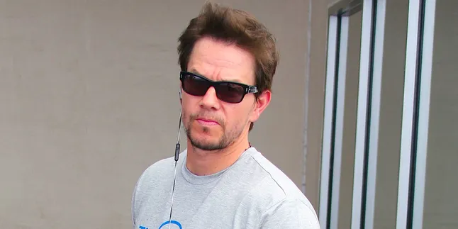 Celana Melorot, Mark Wahlberg Nyaris Telanjang Bulat Celana Melorot, Mark Wahlberg Nyaris Telanjang Bulat