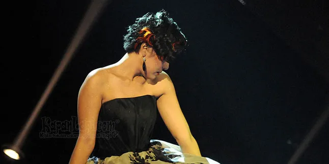 Celana Pendek di Balik Gaun Novita Dewi Mendapat Kritikan