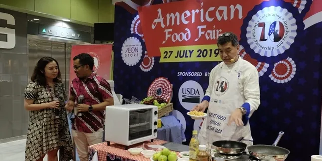 Celebrity Chef Vindex Tengker Ramaikan AEON American Food Fair
