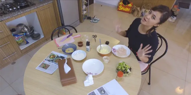 Cerianya Marshanda Saat Menikmati Momen Memasak Sendiri Cerianya Marshanda Saat Menikmati Momen Memasak Sendiri