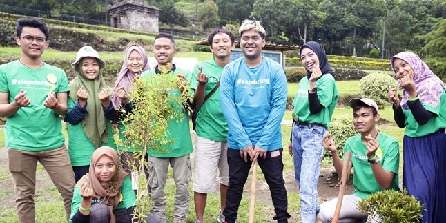 Story of Abdul Idol Participating in Greening Activities, Planting Trees for the First Time