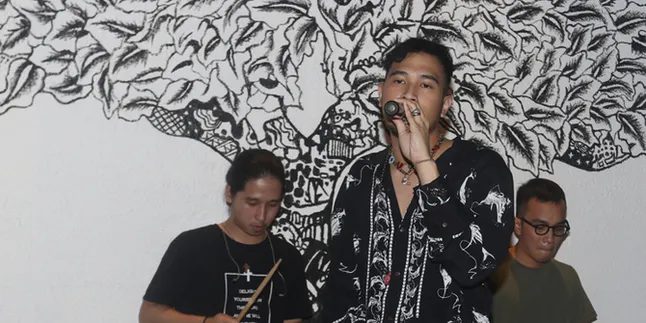 Cerita Adrian Khalif 3 Tahun Rampungkan Album 'Embrace, Embrace' Cerita Adrian Khalif 3 Tahun Rampungkan Album 'Embrace, Embrace'