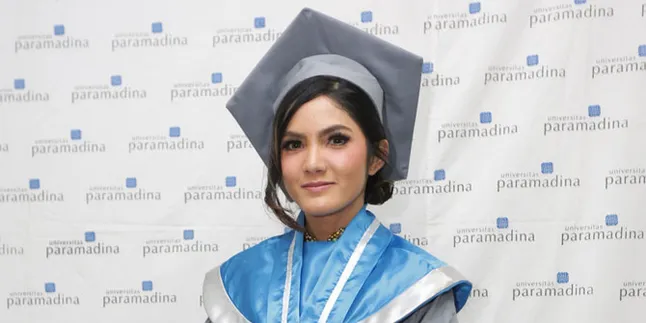Cerita Baby Niken Raih Gelar Sarjana Setelah 7 Tahun Kuliah Cerita Baby Niken Raih Gelar Sarjana Setelah 7 Tahun Kuliah