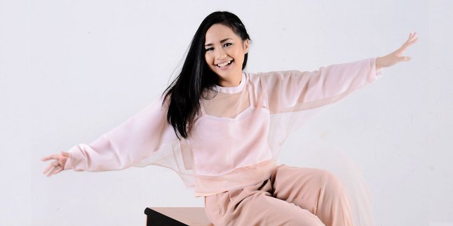 Cerita Cinta 3 Zaman Gita Gutawa di Klip 'Hingga Akhir Waktu'