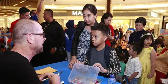 Cerita di Balik Anak Asri Welas yang Jadi Kolektor Mainan Mobil