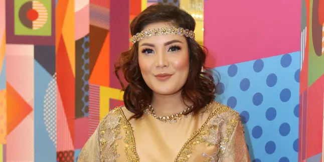 Cerita Nindy Lahirkan Anak Keduanya, Ditemani Sang Suami Cerita Nindy Lahirkan Anak Keduanya, Ditemani Sang Suami