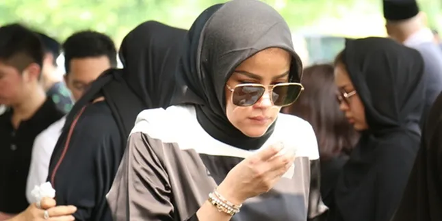 Ceritakan Sosok Ayah, Olla Ramlan Tak Kuasa Menahan Tangis