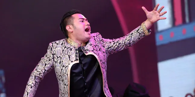 Cetar Membahana! Nassar Tampil Dengan Rambut Bola-Bola Simalakama